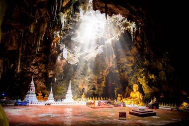 Phetchaburi, Tayland 'daki Tham Khao Luang mağarası. Dağ mağarası tapınağına yürüyerek ya da arabayla ulaşılabilir. Tavanda güneş ışığı alabilmek için açıklıklar var..