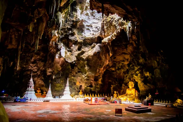 泰国Phetchaburi的Tham Khao Luang山洞 可步行或开车到达的山洞寺庙 天花板上有开口 允许阳光照射 — 图库照片