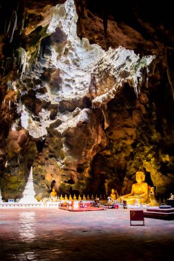 Phetchaburi, Tayland 'daki Tham Khao Luang mağarası. Dağ mağarası tapınağına yürüyerek ya da arabayla ulaşılabilir. Tavanda güneş ışığı alabilmek için açıklıklar var..