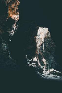 Phetchaburi, Tayland 'daki Tham Khao Luang mağarası. Dağ mağarası tapınağına yürüyerek ya da arabayla ulaşılabilir. Tavanda güneş ışığı alabilmek için açıklıklar var..