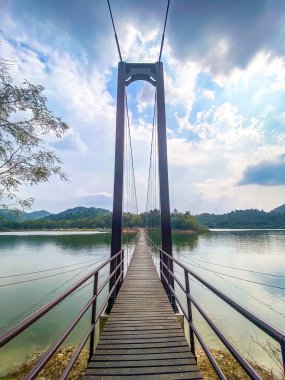 Huai Mai Tai Reservoir, Ban Thung Kham Barajı 'nın güneyinde yer almaktadır.