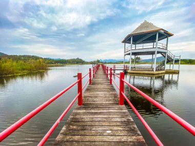 Huai Mai Tai Reservoir, Ban Thung Kham Barajı 'nın güneyinde yer almaktadır.