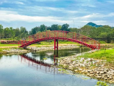 Huai Mai Tai Reservoir, Ban Thung Kham Barajı 'nın güneyinde yer almaktadır.