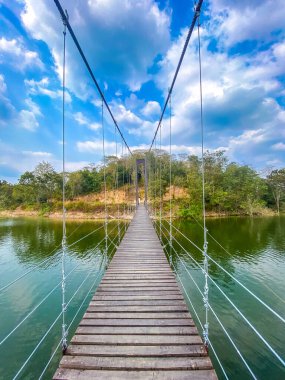 Huai Mai Tai Reservoir, Ban Thung Kham Barajı 'nın güneyinde yer almaktadır.