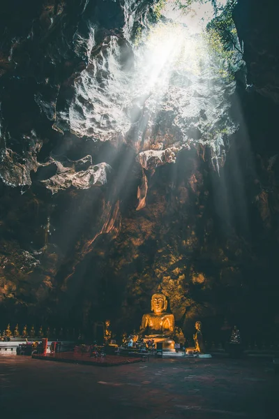 Tham Khao Luang Cave 부리에 사원은 걷거나 운전을 수있으며 햇빛을 — 스톡 사진