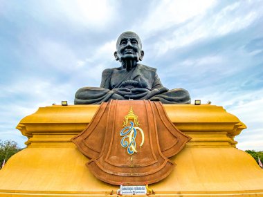 Hua Hin Bölgesi 'nde keşiş heykeli olan Wat Huay Mongkol Tapınağı, Tayland, Prahuap Khiri Khan. Yüksek kalite fotoğraf