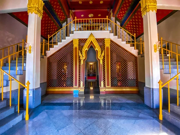 Храм Пхра Махата Чеди Пхакди Пракат Прачуап Кхири Хан Таиланд — стоковое фото