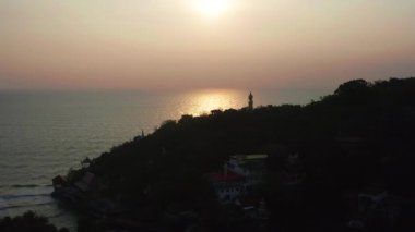 Hua Hin 'deki Khao Tao rezervuarının üzerinde Büyük Buda, Tayland' daki Khiri Han, Güney Doğu Asya