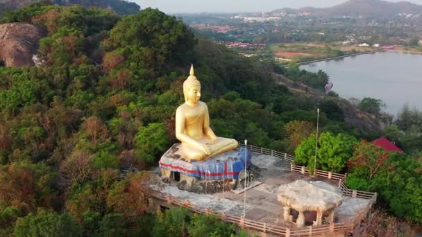 Gran Buda Sobre Embalse Khao Tao Hua Hin Prachuap Khiri — Vídeo de stock