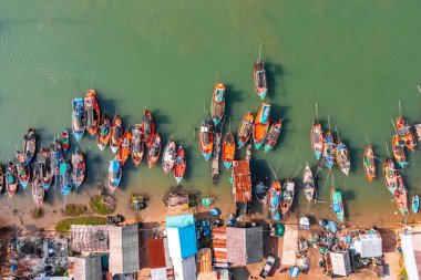 Pak Nam Pran veya Pranburi Estuary, Pranburi Orman Parkı 'ndan Pranburi Sahili' ne kadar uzanır. Burası birkaç küçük balıkçı topluluğuna ev sahipliği yapar..