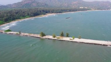 Pak Nam Pran veya Pranburi Estuary, Pranburi Orman Parkı 'ndan Pranburi Sahili' ne kadar uzanır. Burası birkaç küçük balıkçı topluluğuna ev sahipliği yapar..