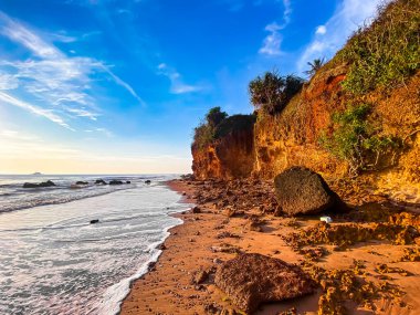 Ao Thung Sarng Körfezi, Chumphon, Tayland 'da Red cliff plajı veya Pha Daeng, yüksek kaliteli fotoğraf