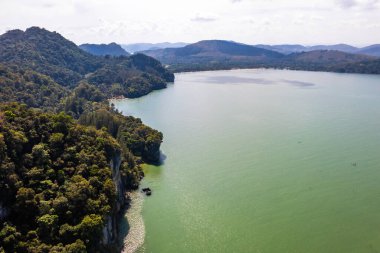 Baan Ao Khram, Sawi Bölgesi 'nin Dan Sawi alt bölgesinde yer alır. Yirmiden fazla hanesi olan bir balıkçı köyü.