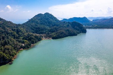 Baan Ao Khram, Sawi Bölgesi 'nin Dan Sawi alt bölgesinde yer alır. Yirmiden fazla hanesi olan bir balıkçı köyü.