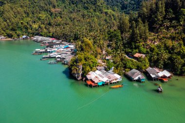 Baan Ao Khram, Sawi Bölgesi 'nin Dan Sawi alt bölgesinde yer alır. Yirmiden fazla hanesi olan bir balıkçı köyü.