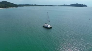 Koh Phayam, Ranong, Tayland, Güney Doğu Asya sahillerindeki eski ahşap korsan teknesi.