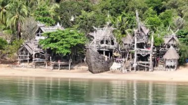 Koh Phayam, Ranong, Tayland, Güney Doğu Asya sahillerindeki eski ahşap korsan teknesi.