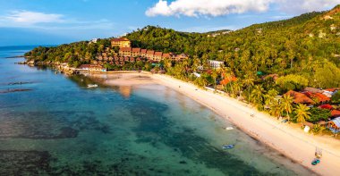 Haad Yao is a beautiful white sand beach that bends gently around the north west of Koh Phangan