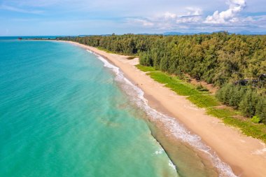Tayland, Güney Asya 'daki Khao Lak plajının havadan görüntüsü.