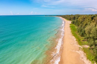 Tayland, Güney Asya 'daki Khao Lak plajının havadan görüntüsü.
