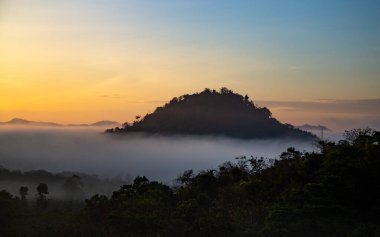 Khao Sok Ulusal Parkı 'nın üzerinde, güneş doğarken oluşan sis denizi Surat Thani, Tayland, Güney Doğu Asya