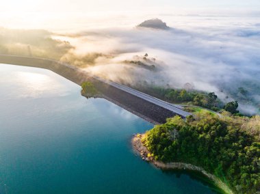Khao Sok Ulusal Parkı 'nın üzerinde, güneş doğarken oluşan sis denizi Surat Thani, Tayland, Güney Doğu Asya
