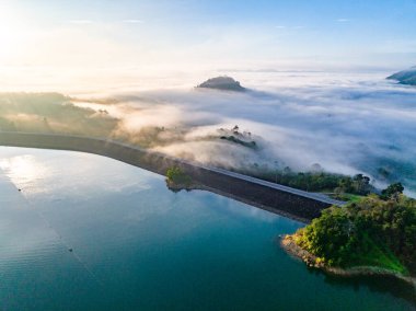 Khao Sok Ulusal Parkı 'nın üzerinde, güneş doğarken oluşan sis denizi Surat Thani, Tayland, Güney Doğu Asya