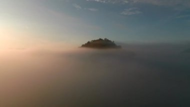 Khao Sok Ulusal Parkı 'nın üzerinde, güneş doğarken oluşan sis denizi Surat Thani, Tayland, Güney Doğu Asya