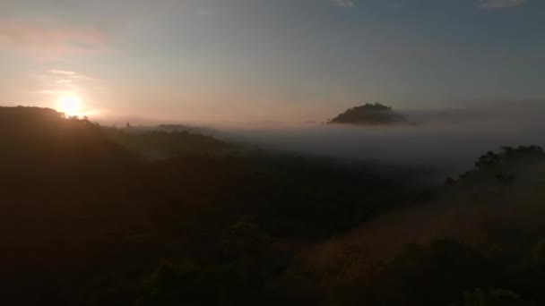 Salida Del Sol Mar Niebla Sobre Parque Nacional Khao Sok — Vídeo de stock