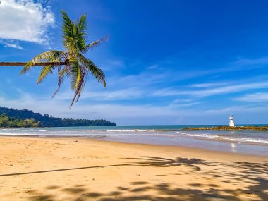 Tayland 'ın Phang Nga bölgesindeki Khao Lak sahilindeki deniz feneri adası.