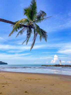 Tayland 'ın Phang Nga bölgesindeki Khao Lak sahilindeki deniz feneri adası.