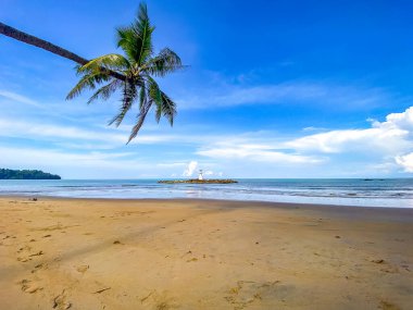 Tayland 'ın Phang Nga bölgesindeki Khao Lak sahilindeki deniz feneri adası.
