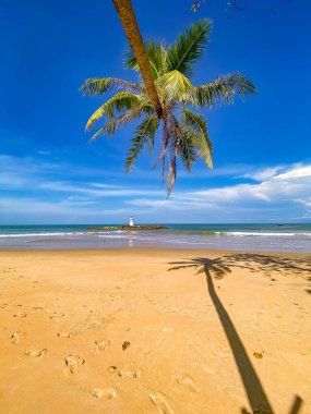 Tayland 'ın Phang Nga bölgesindeki Khao Lak sahilindeki deniz feneri adası.