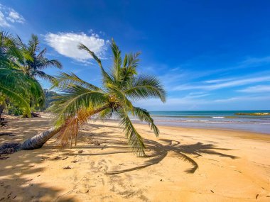Tayland 'ın Phang Nga bölgesindeki Khao Lak sahilindeki deniz feneri adası.