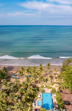 Tayland 'ın Phang Nga bölgesindeki Khao Lak sahilindeki deniz feneri adası.
