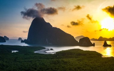 Samet Nangshe bakış açısı yağmur mevsiminde gün batımında, Phang Nga, Tayland, Güneydoğu Asya