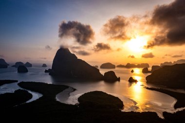 Samet Nangshe bakış açısı yağmur mevsiminde gün batımında, Phang Nga, Tayland, Güneydoğu Asya