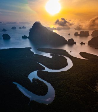 Samet Nangshe bakış açısı yağmur mevsiminde gün batımında, Phang Nga, Tayland, Güneydoğu Asya
