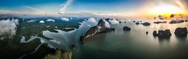 Samet Nangshe bakış açısı yağmur mevsiminde gün batımında, Phang Nga, Tayland, Güneydoğu Asya