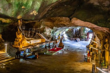 Wat Suwan Khuha tapınağı, Tayland, Phang Nga 'daki Buda heykelleriyle mağarada. Yüksek kalite fotoğraf