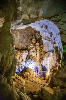 Wat Suwan Khuha tapınağı, Tayland, Phang Nga 'daki Buda heykelleriyle mağarada. Yüksek kalite fotoğraf