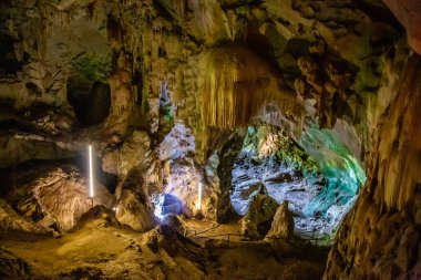Wat Suwan Khuha tapınağı, Tayland, Phang Nga 'daki Buda heykelleriyle mağarada. Yüksek kalite fotoğraf