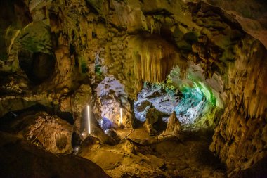Wat Suwan Khuha tapınağı, Tayland, Phang Nga 'daki Buda heykelleriyle mağarada. Yüksek kalite fotoğraf