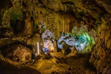 Wat Suwan Khuha tapınağı, Tayland, Phang Nga 'daki Buda heykelleriyle mağarada. Yüksek kalite fotoğraf