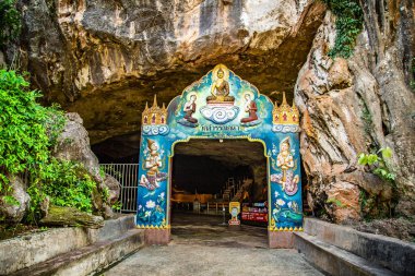 Wat Suwan Khuha tapınağı, Tayland, Phang Nga 'daki Buda heykelleriyle mağarada. Yüksek kalite fotoğraf
