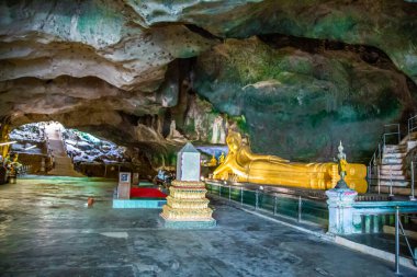 Wat Suwan Khuha tapınağı, Tayland, Phang Nga 'daki Buda heykelleriyle mağarada. Yüksek kalite fotoğraf