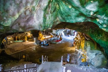 Wat Suwan Khuha tapınağı, Tayland, Phang Nga 'daki Buda heykelleriyle mağarada. Yüksek kalite fotoğraf