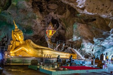 Wat Suwan Khuha tapınağı, Tayland, Phang Nga 'daki Buda heykelleriyle mağarada. Yüksek kalite fotoğraf
