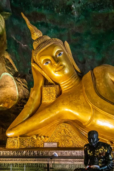 Wat Suwan Khuha tapınağı, Tayland, Phang Nga 'daki Buda heykelleriyle mağarada. Yüksek kalite fotoğraf