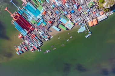 Ko Panyi (ayrıca Koh Panyee olarak da bilinir) Tayland 'ın Phang Nga ilinde bir balıkçı köyüdür..